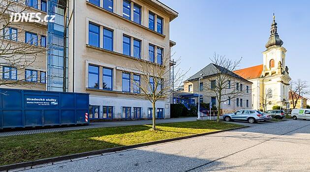Hradec Králové okula bir milyonluk bir vergi bağışladı, zarar eski yönetimden talep edilebilir