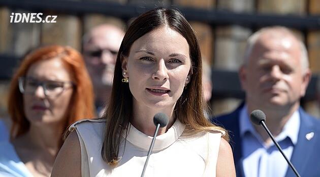 Babišovu poradkyni Vachatovou řešila komise pro BIS. Její bratr podniká v Rusku