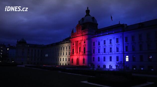 Úřad vlády se rozzářil do barev české trikolory. Upozornil na Den české vlajky