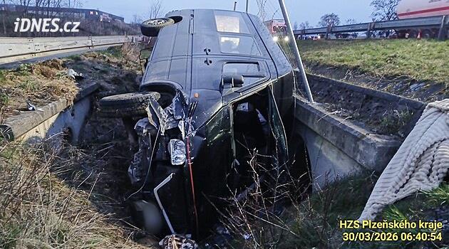 Řidič osobáku usnul na D5 při předjíždění za volantem, mikrobus poslal do příkopu