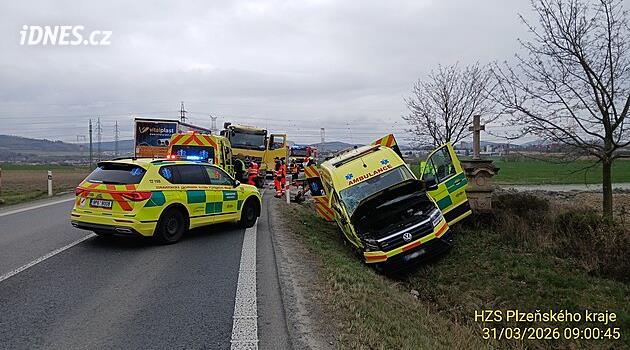 Sanitka převážející pacienta se střetla s náklaďákem, skončila v příkopu