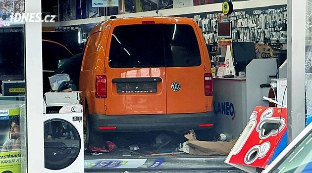 Policie stíhá muže, který odcizeným autem vjel do obchodu v Plzni. Kradl i balíky z boxů