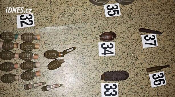 El bombası, patlayıcılar ve onlarca silah. Polis Pilsen'deki cephaneliği anlattı