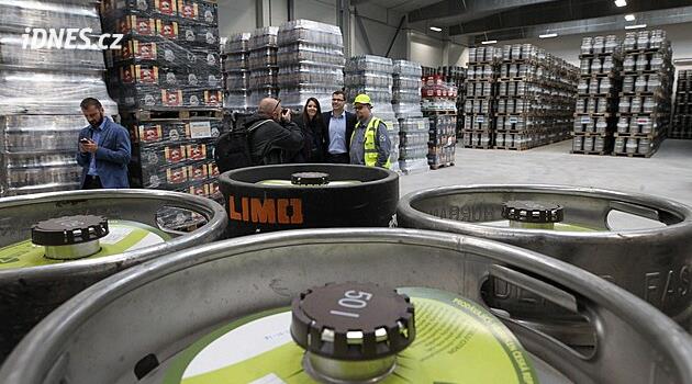 Pivovar ve Velkém Březně omezuje produkci, Heineken zde zastavil i exkurze