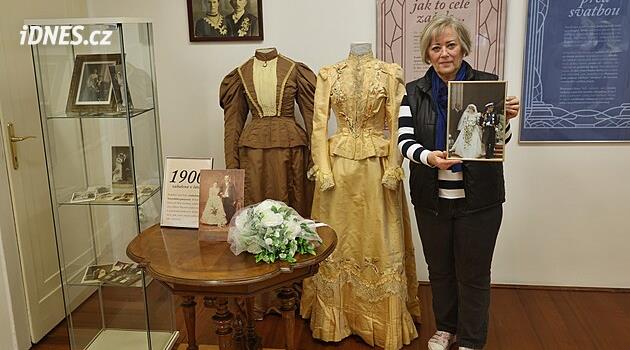 Krnov Şehir Müzesi sizi Kemer Olarak Düğün sergisine davet ediyor. Yüzyıllık gelin modasını anlatıyor