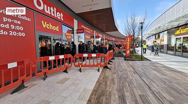 Lidl Outlet Ostrava: Otevření se obešlo bez bitev lidí o vozíky jako v Olomouci