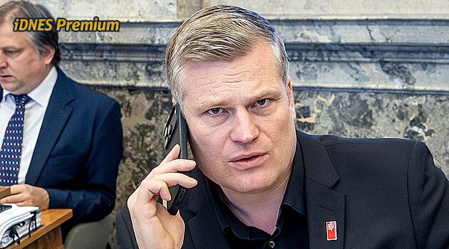 Může Turek hlasovat jako ministr? Červený se ohání právním posudkem, EU je proti