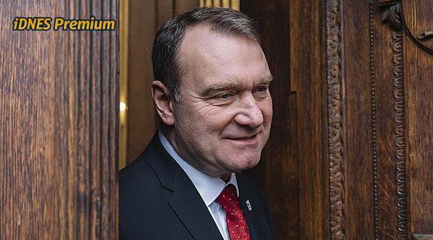 Fiala pronajal byty cizincům, Rajchl drží miliony. Prošli jsme majetek poslanců SPD
