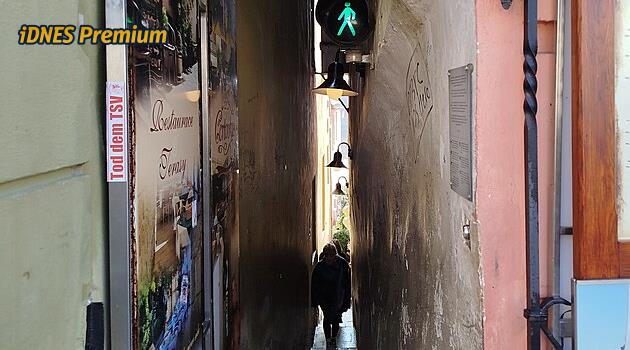 Z nejužší pražské uličky je past. Procházet se smí jen jedním směrem, přibyla i cedule