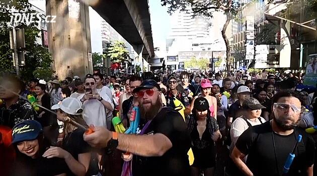 Policista v autě se přidal k vodní bitvě. Nedomyslel to s okýnkem