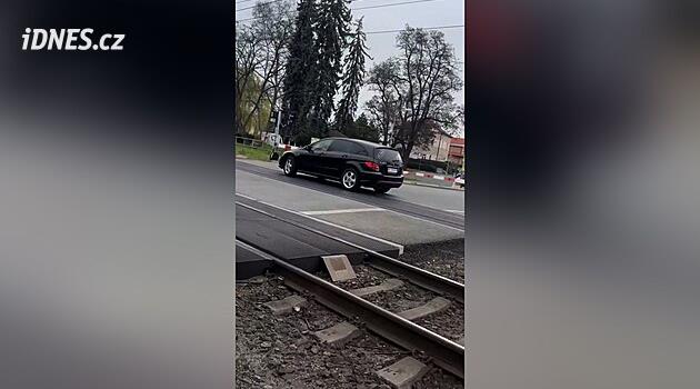 Řidič riskoval na přejezdu, od srážky s projíždějícím vlakem ho dělily centimetry