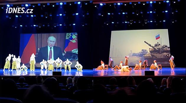 VIDEO: Děvčata tančila na Putinův projev k zahájení invaze, vyhrála soutěž