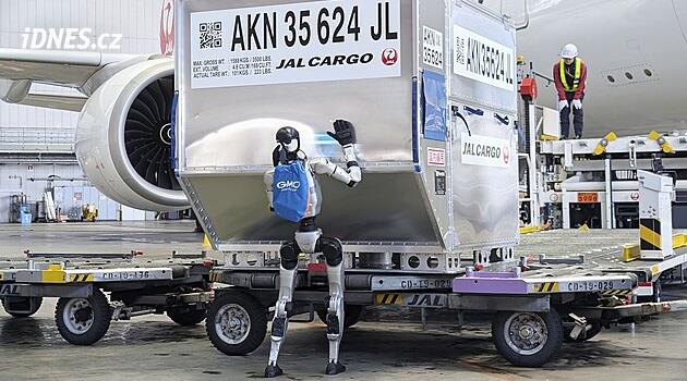 Tokijské letiště má nové pomocníky. Se zavazadly pomáhají humanoidní roboti