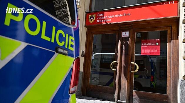 Mahkeme, maddi yardım davasındaki üç aktörden ikisini serbest bıraktı