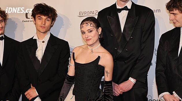 Marie April, yılın keşfi olarak Angel'ı seçti. Teşekkür ederken kız kardeşinin ölümünden bahsetti