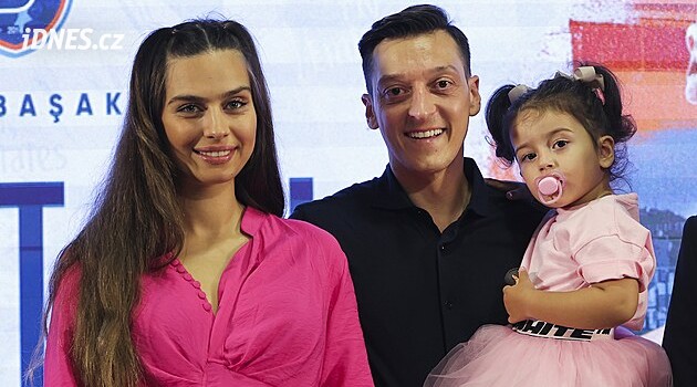 Alman futbolcu Mesut Özil'in üçüncü kızı dünyaya geldi