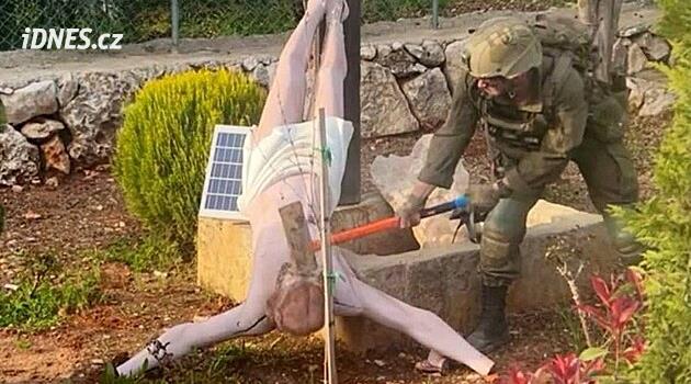 Za zničení sochy Ježíše stihl izraelské vojáky trest. Armáda zajistila novou
