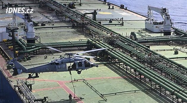 USA se zmocnily dalšího tankeru. Trump chce střílet na lodě rozmisťující miny