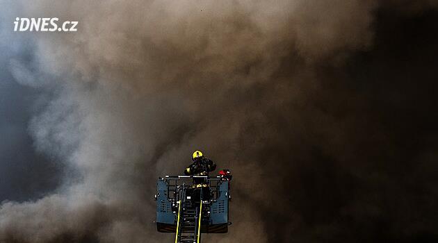 Hasiči po požáru likvidují skrytá ohniska, rypadlo odstranilo nestabilní část střechy