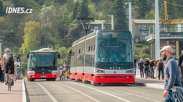 Dvorecký köprüsü, Anděl'deki bir arıza nedeniyle ilk kez tramvaylar tarafından dolambaçlı yol olarak kullanılıyor