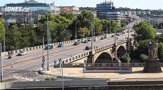 Oprava Hlávkova mostu omezí provoz aut, tramvaje neprojedou vůbec