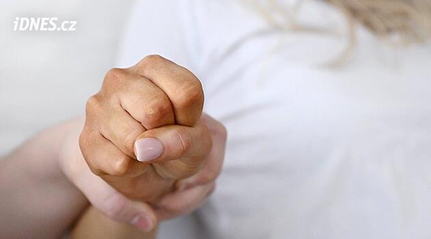 Domácí násilí na mužích existuje. V hádce ustupují z obav, že se to otočí proti nim