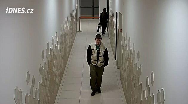 Sto tisíc v drobných. Policie hledá muže, který z auta ukradl dvacet kilo mincí