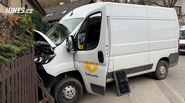 Pošťačku srazila její vlastní dodávka, žena utrpěla těžká zranění a otřes mozku