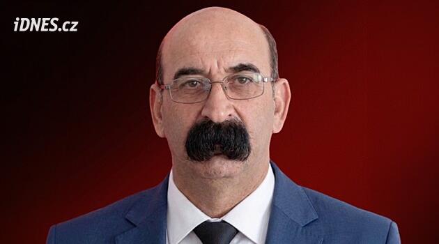 „Má obličej na kníru.“ Turecký politik zaujal svět mimořádně mohutným vousem