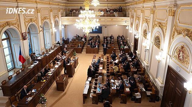 Poslanci projednají návrh, který má usnadnit výměnu státních úředníků