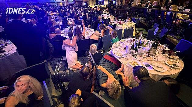 Ozvaly se rány, hudba utichla a nastal chaos, líčí svědci útok na galavečer