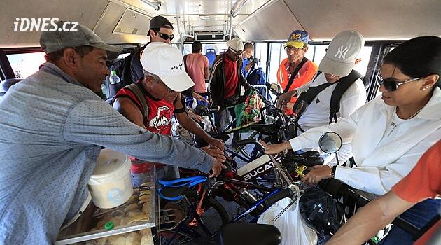 Potřebnější víc než kdy dřív. Kubánci kvůli krizi jezdí speciálním autobusem
