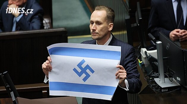 „Skandál, skandál!“ Polský poslanec vytáhl v Sejmu izraelskou vlajku se svastikou