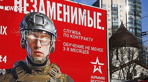 Jsi namol? Výborně, tady podepiš. Rusko loví muže do armády, tlačí i na studenty