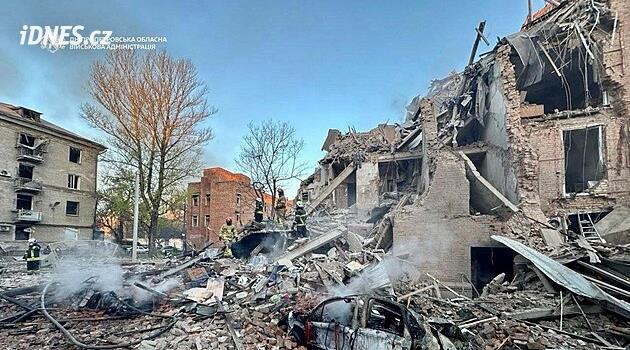 Ukrajina čelila rozsáhlému ruskému útoku, v Dnipru je zraněno 14 lidí