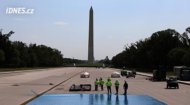 Jako v bazénu. Trump nařídil pokrýt dno jezírka u Lincolnova památníku modrou
