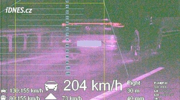 Řidič se po noční mokré dálnici D1 řítil dvoustovkou, na místě přišel o řidičák