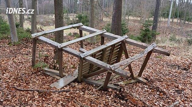 Někdo strhl devět posedů, některé i přejel. Nechápeme, diví se činu myslivci