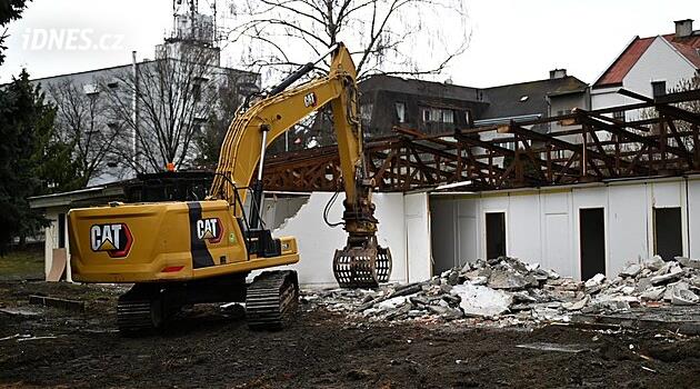 Ahşap yeşil bakım binasının yerini Havlíčková Brod'daki tuğla bir konut aldı.
