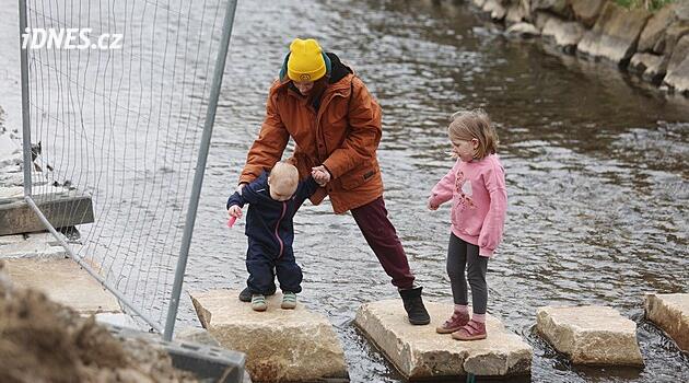 Místo lávky je říční brod. Máme s taškami přeskakovat po kamenech? ptají se lidé