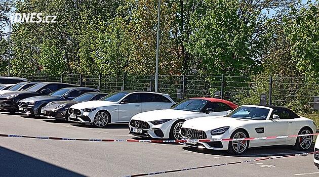 Policie zabavila desítky luxusních vozů v autobazaru Auta Super, klienti přišli o miliony — image 1
