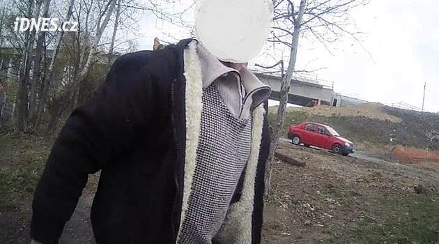 „Já ti dám povolenku.“ Invalida zaútočil na porybného, vláčel ho na kapotě