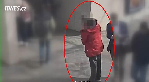 Zloději masti v červené bundě nepomohl ani převlek, prozradilo ho podupávání