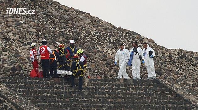 Z mexické pyramidy střílel muž. Zabil turistku a pak sebe, další lidi zranil