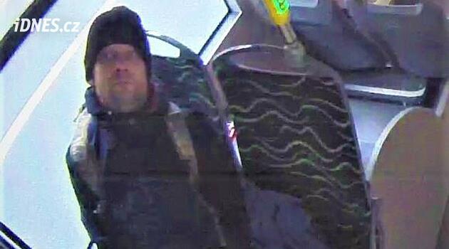 Pilsen'de bir adam trende bir kızı el yordamıyla boynundan tuttu, polis onu arıyor