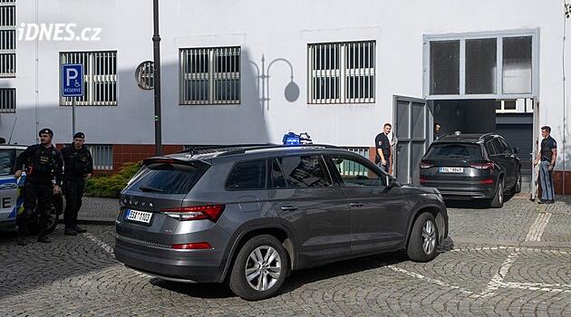 Mahkeme, Pardubice'deki yangınla suçlanan Amerikalı kadını gözaltına aldı