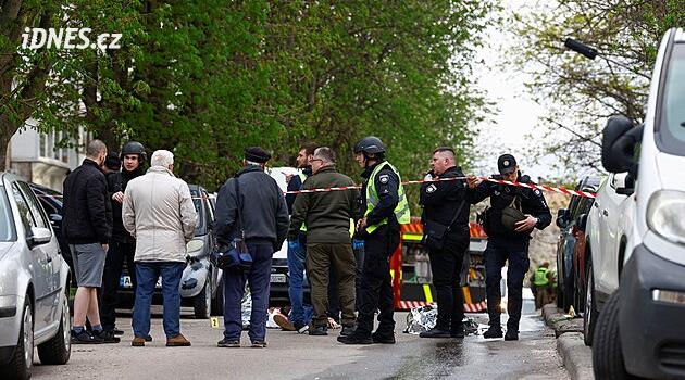 Po útoku v Kyjevě zůstává v nemocnici osm lidí. Strážníci před střelbou utekli