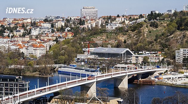 Dvorecký most, to bude i botanická zahrada z pouličních lamp a betonový vodník