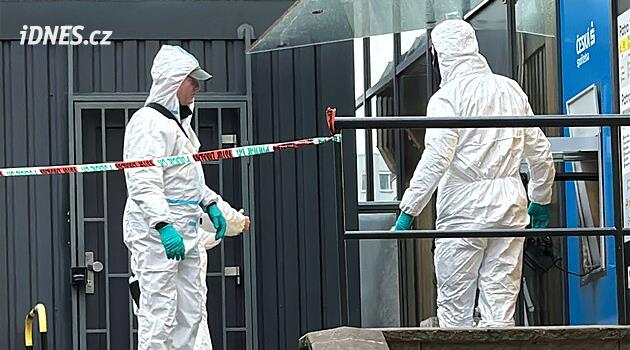 Z vyloupených bankomatů zmizely miliony, pachatelé ujeli na elektrokoloběžkách