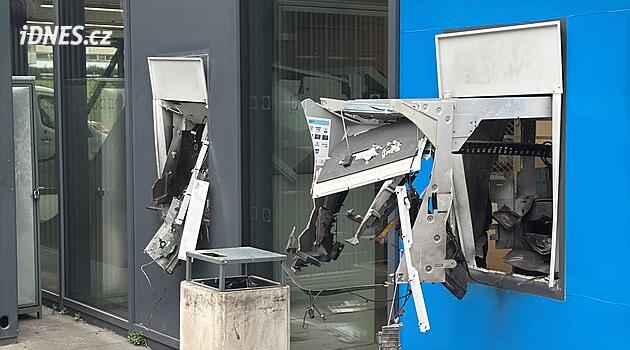 Pro čtyři podezřelé z výbuchu bankomatů a krádeže peněz šla policie se zásahovkou